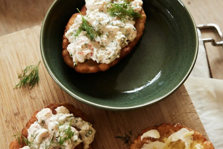 Langos med skagenrøre. Foto: Lars Petter Pettersen