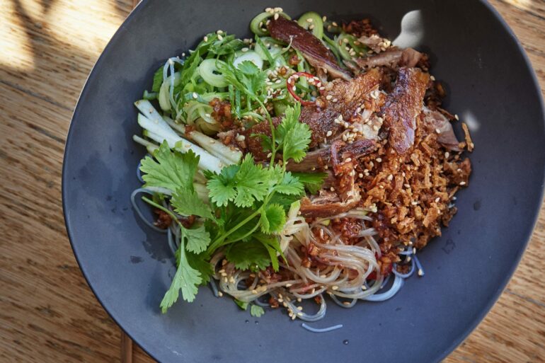 Risnudler med crispy duck. Foto: Lars Petter Pettersen